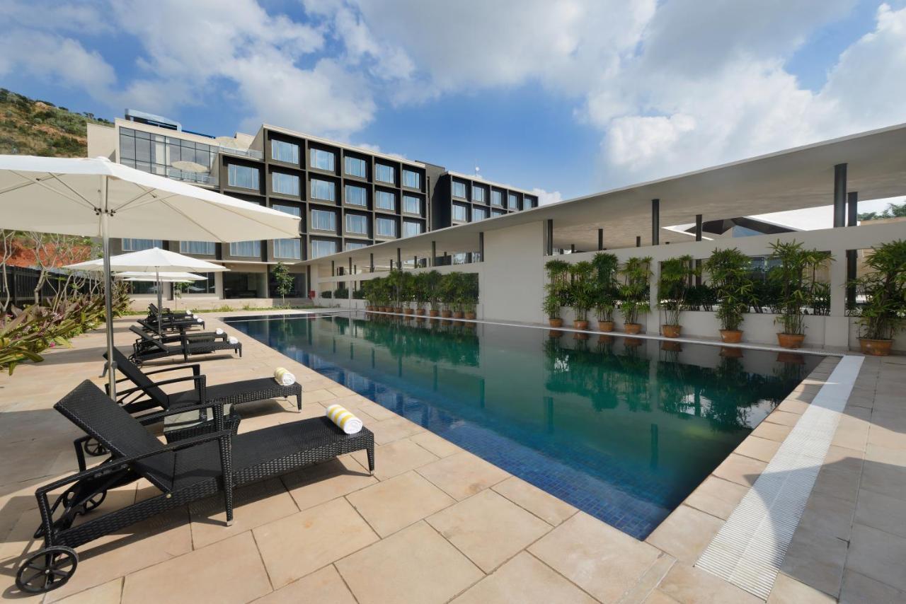Marasa Sarovar Premiere Tirupati Ngoại thất bức ảnh The swimming pool at the hotel
