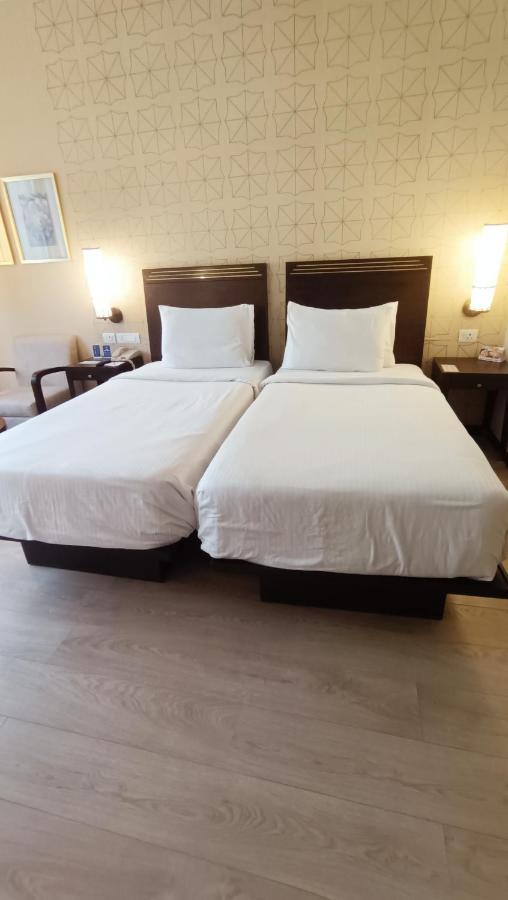 Marasa Sarovar Premiere Tirupati Ngoại thất bức ảnh Two single beds
