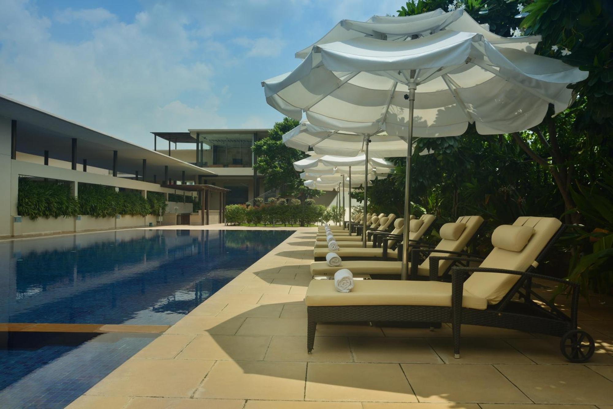 Marasa Sarovar Premiere Tirupati Ngoại thất bức ảnh The pool at the Park