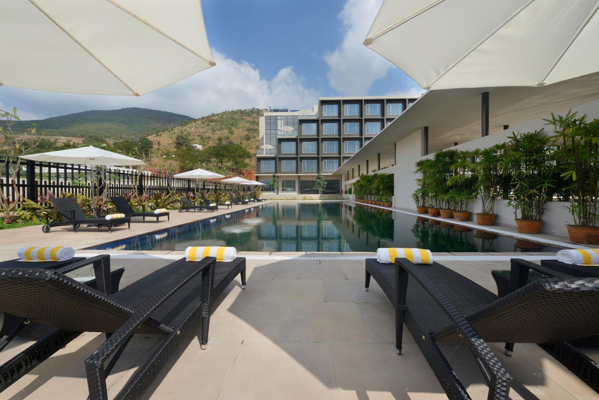 Marasa Sarovar Premiere Tirupati Ngoại thất bức ảnh The swimming pool at the hotel