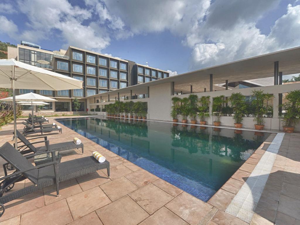 Marasa Sarovar Premiere Tirupati Ngoại thất bức ảnh The swimming pool at the hotel