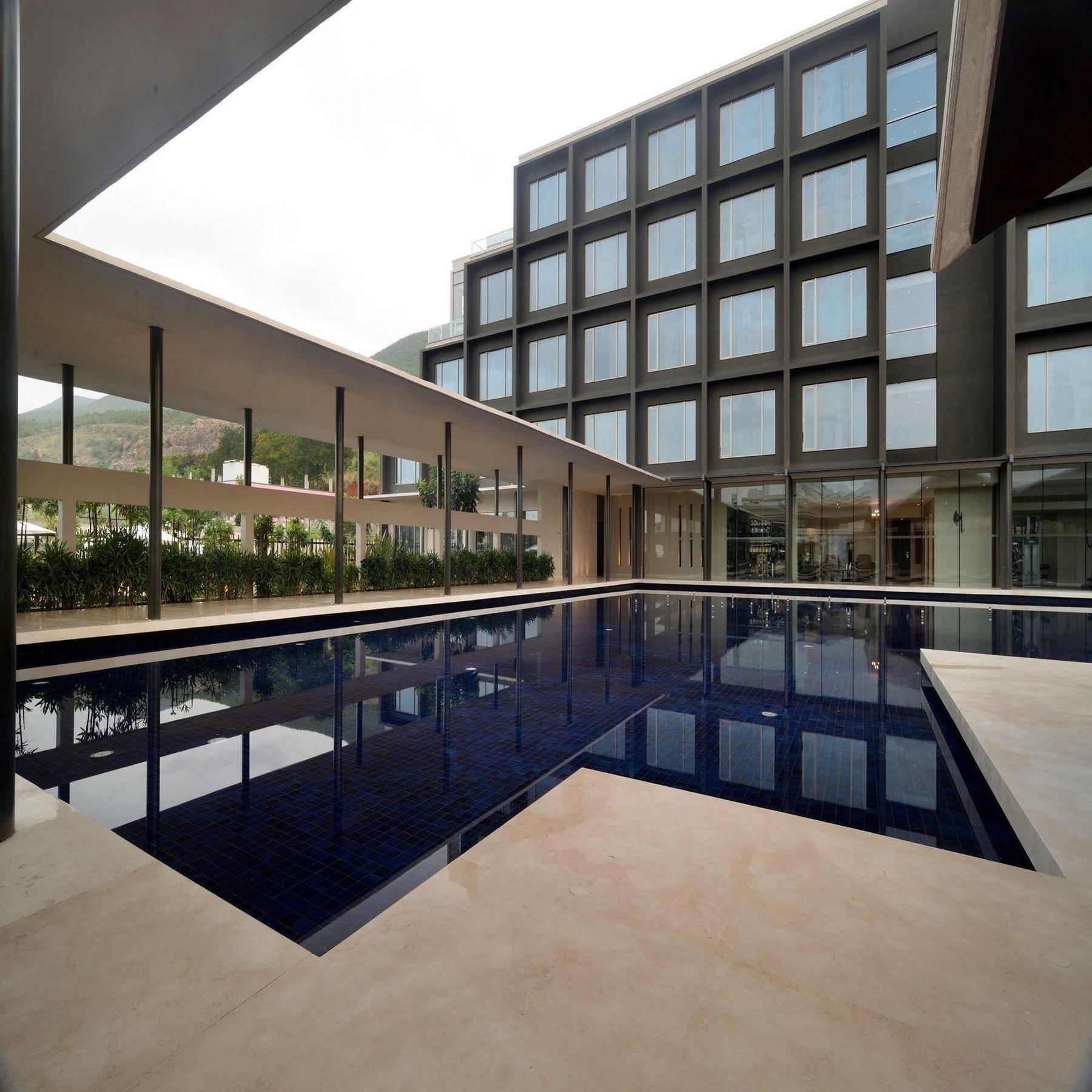 Marasa Sarovar Premiere Tirupati Ngoại thất bức ảnh The courtyard of the hotel