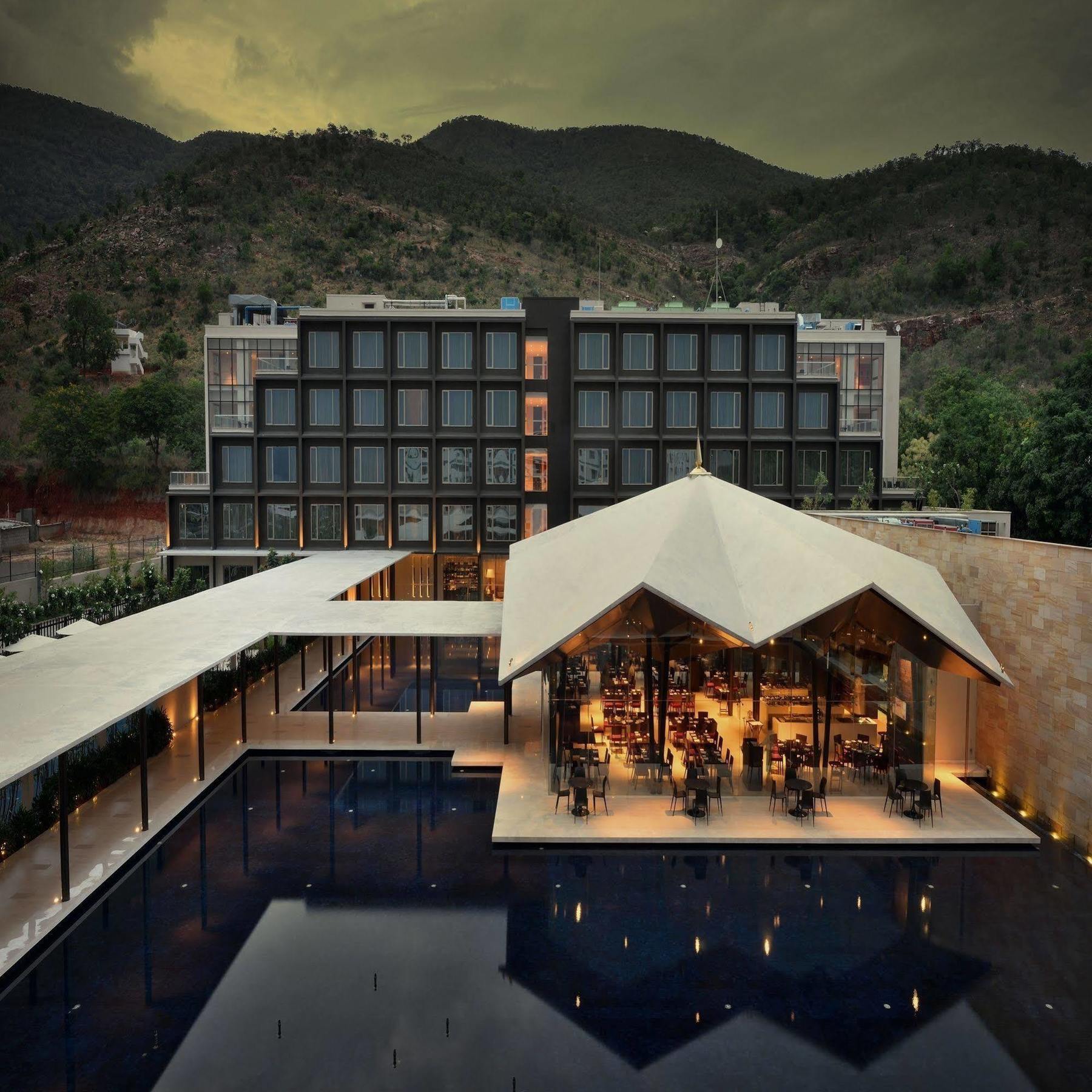 Marasa Sarovar Premiere Tirupati Ngoại thất bức ảnh The hotel's main building