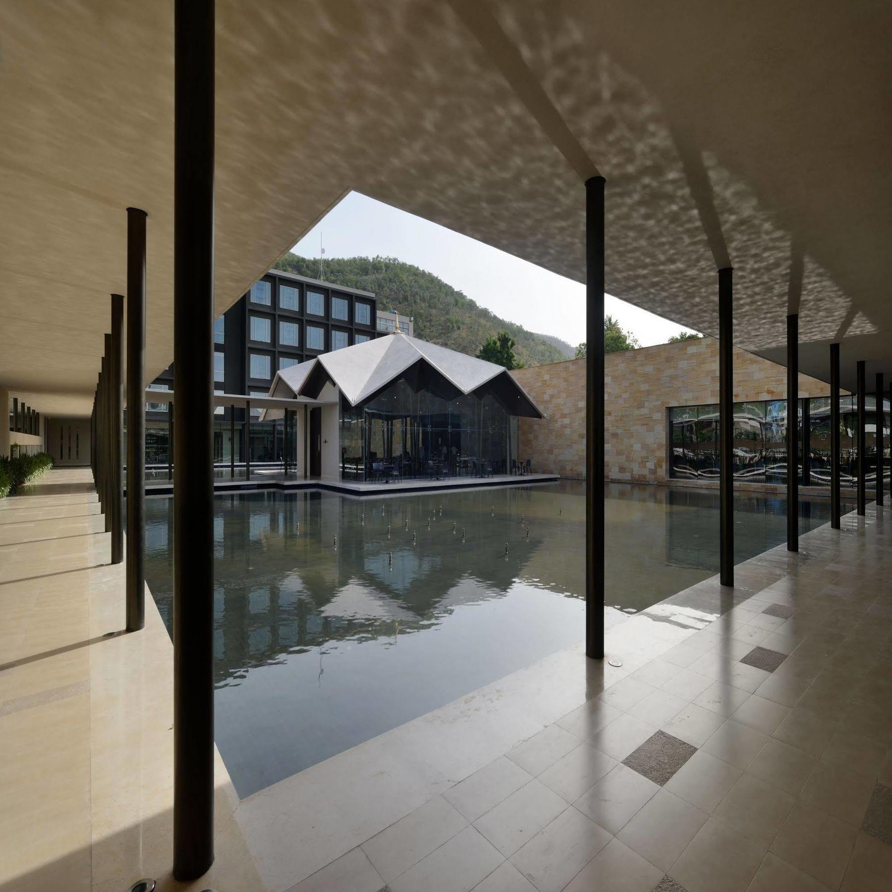 Marasa Sarovar Premiere Tirupati Ngoại thất bức ảnh The hotel's interior