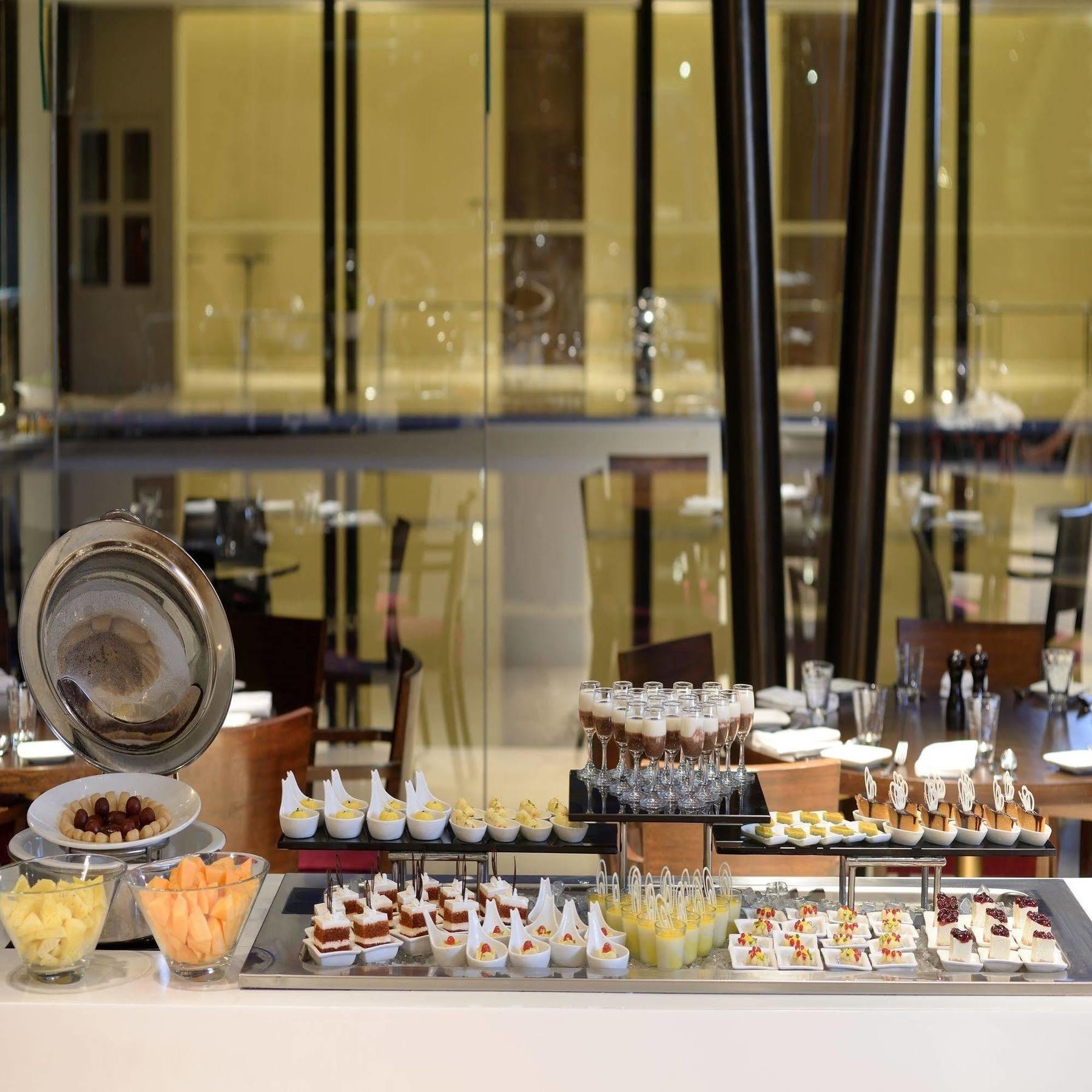 Marasa Sarovar Premiere Tirupati Ngoại thất bức ảnh The restaurant
